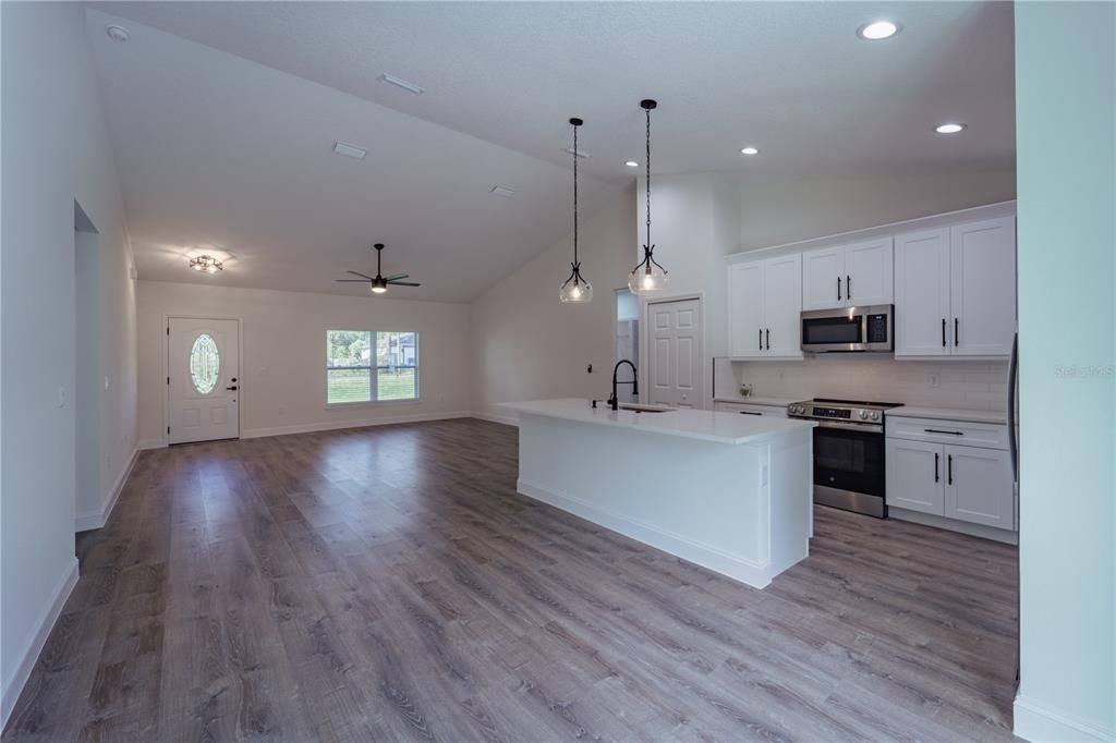 For Sale: $339,900 (3 beds, 2 baths, 1598 Square Feet)