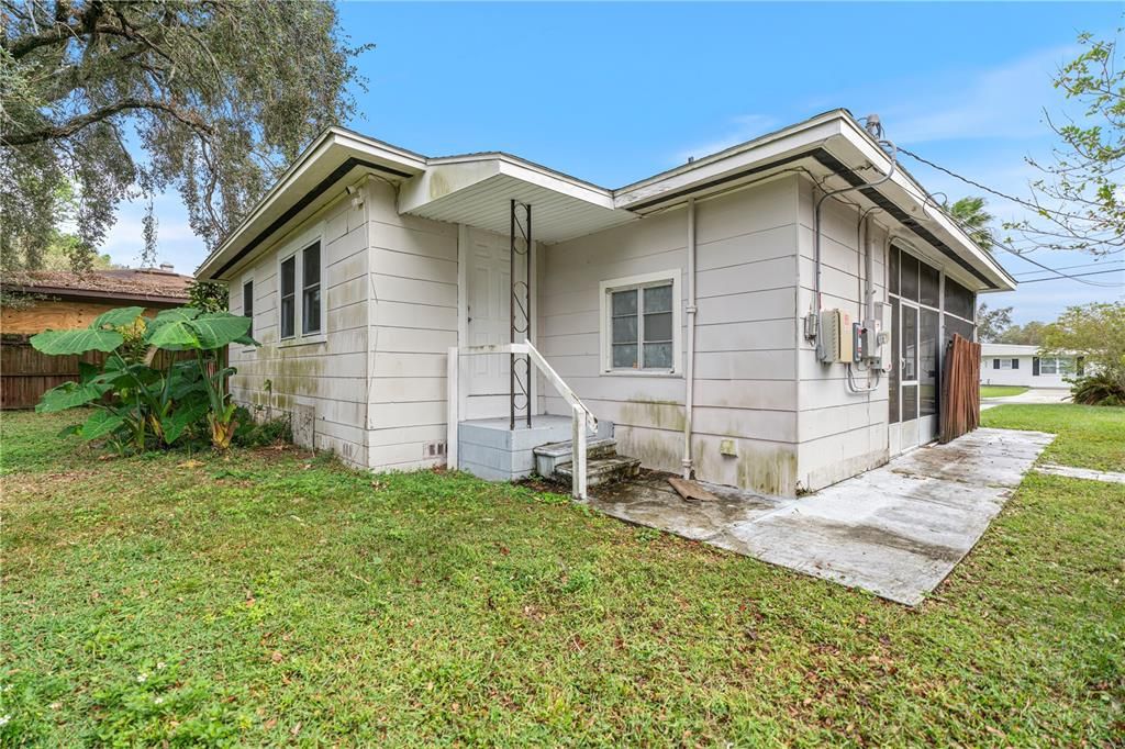 For Sale: $269,000 (2 beds, 1 baths, 802 Square Feet)