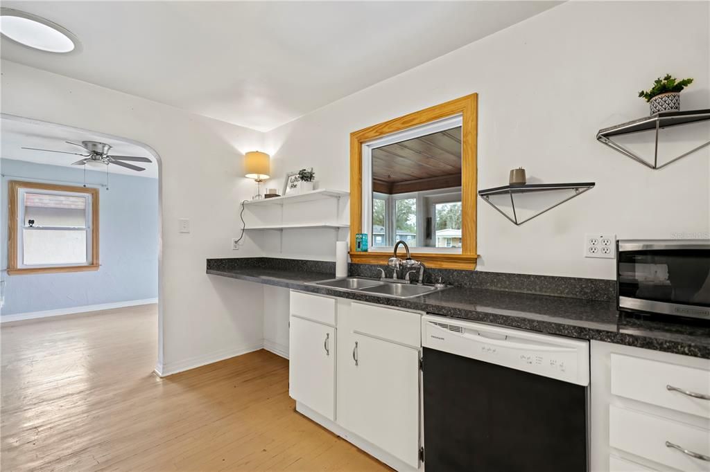 For Sale: $269,000 (2 beds, 1 baths, 802 Square Feet)