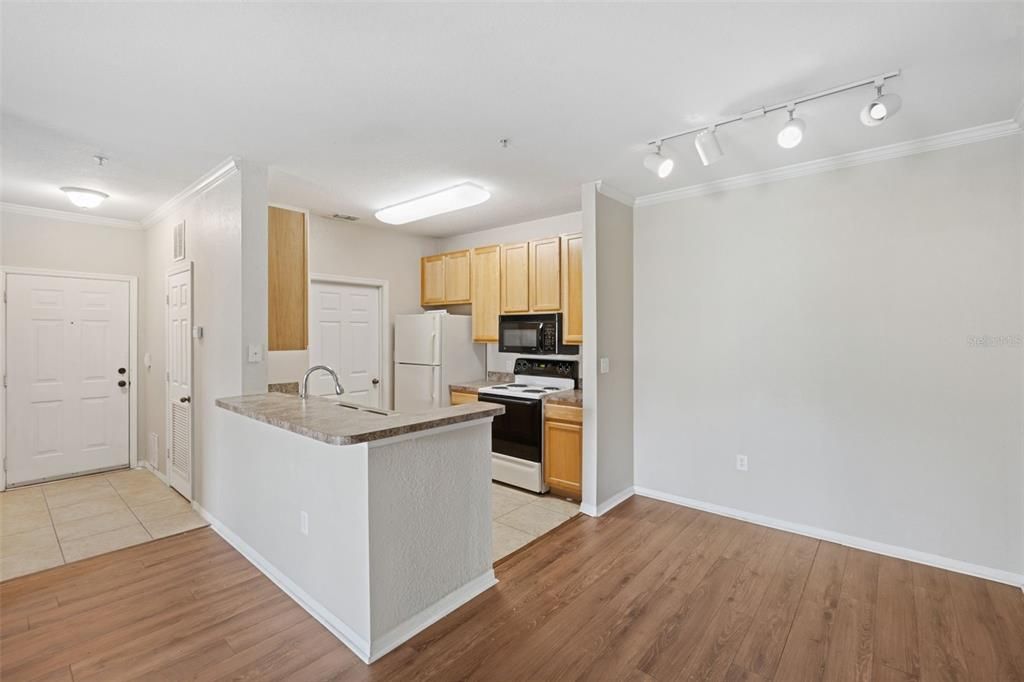 For Sale: $200,000 (2 beds, 2 baths, 1045 Square Feet)