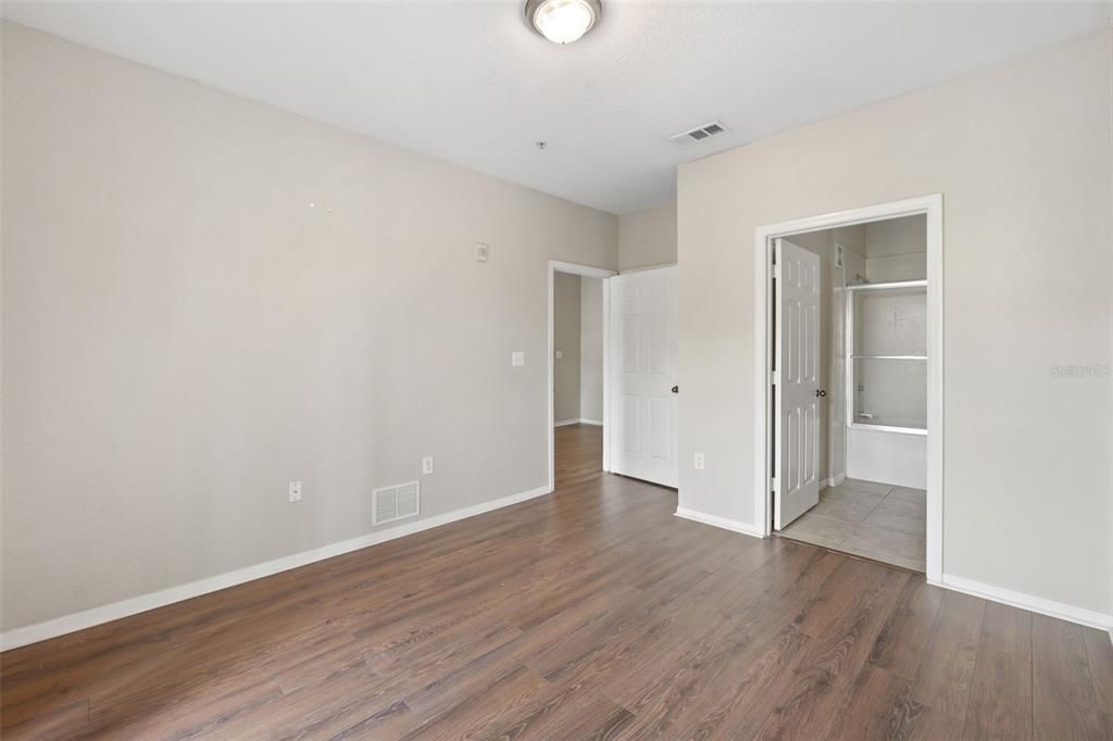 For Sale: $200,000 (2 beds, 2 baths, 1045 Square Feet)