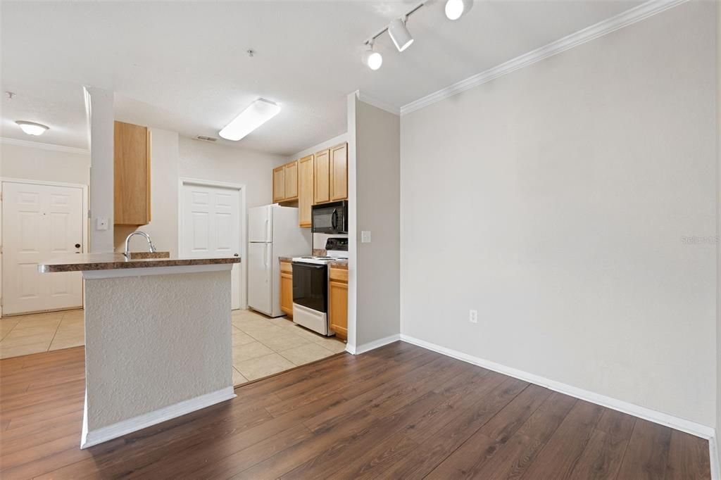 For Sale: $200,000 (2 beds, 2 baths, 1045 Square Feet)