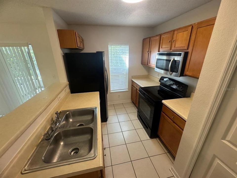 For Rent: $2,100 (4 beds, 2 baths, 1703 Square Feet)