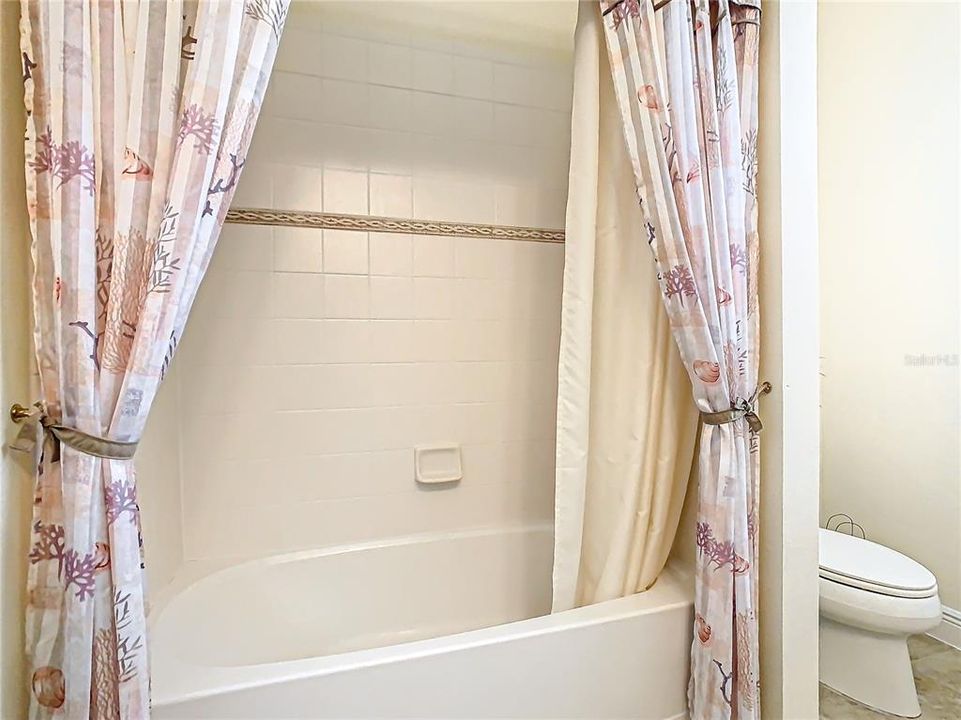 Tub/Shower in 2nd Bedroom