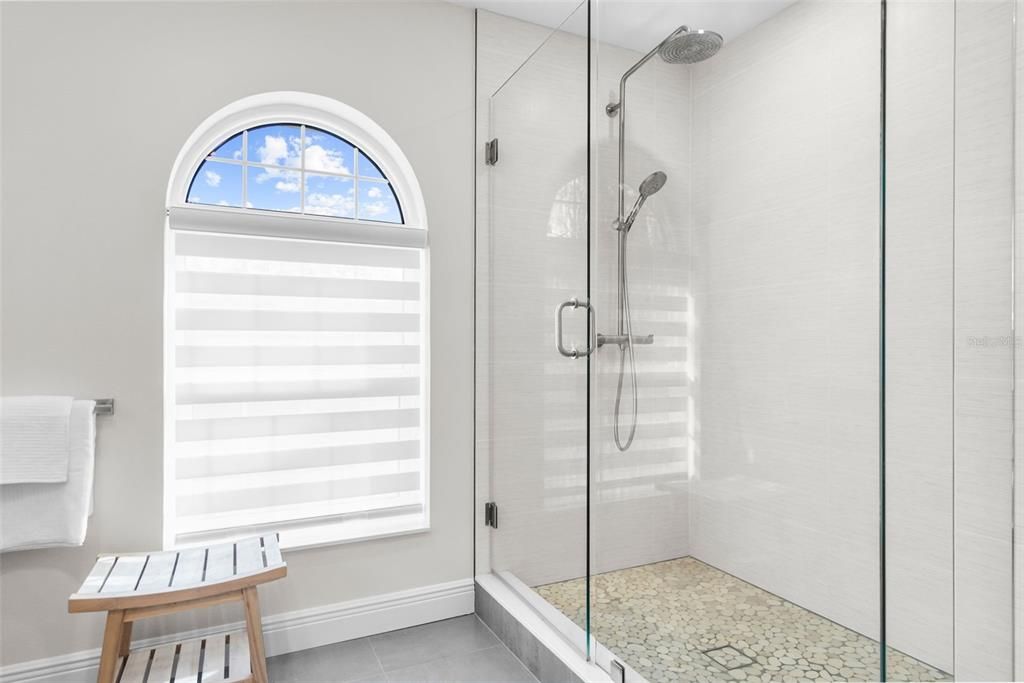 Frameless glass shower