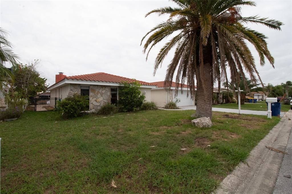 For Sale: $399,000 (4 beds, 2 baths, 1884 Square Feet)