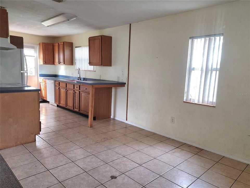 For Sale: $158,500 (2 beds, 1 baths, 856 Square Feet)