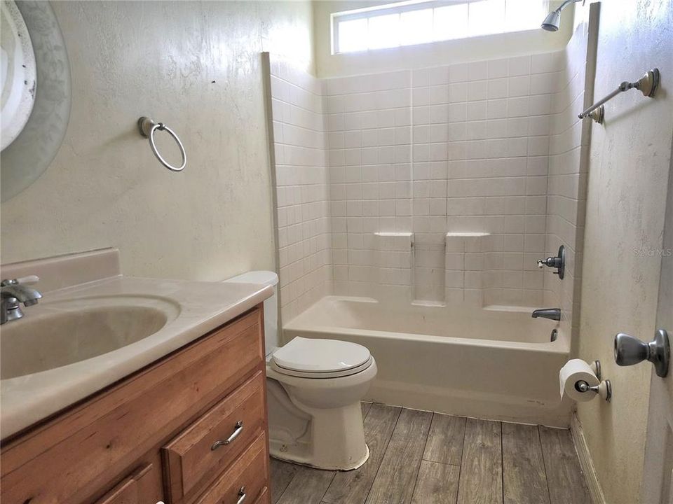 For Sale: $158,500 (2 beds, 1 baths, 856 Square Feet)