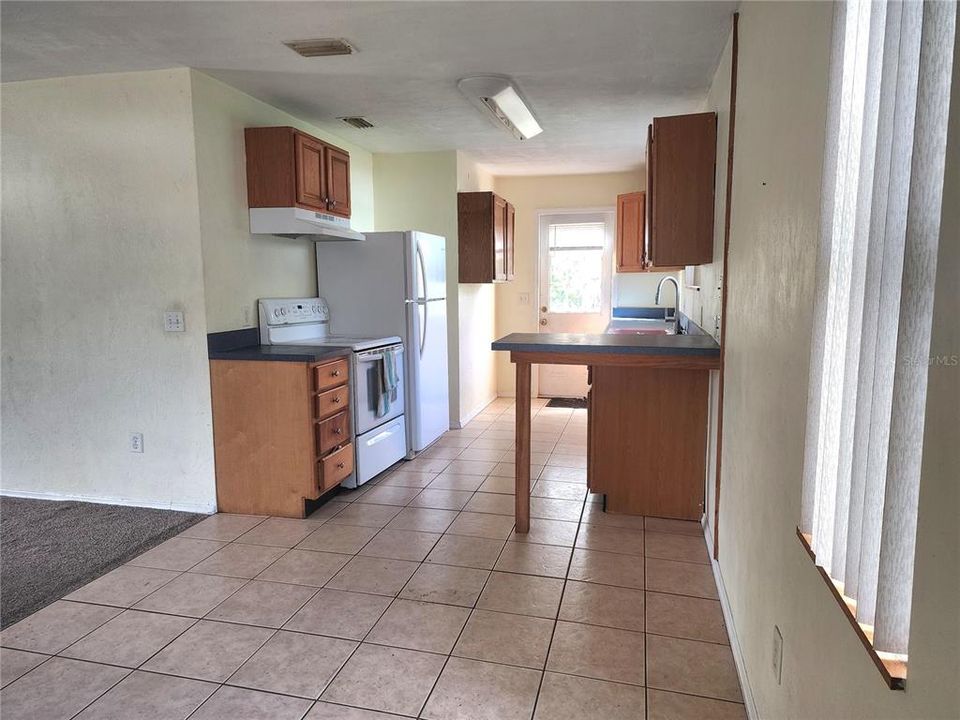 For Sale: $158,500 (2 beds, 1 baths, 856 Square Feet)