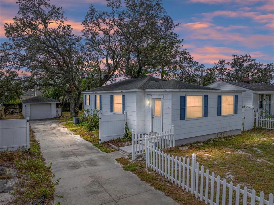 For Sale: $560,000 (3 beds, 1 baths, 992 Square Feet)