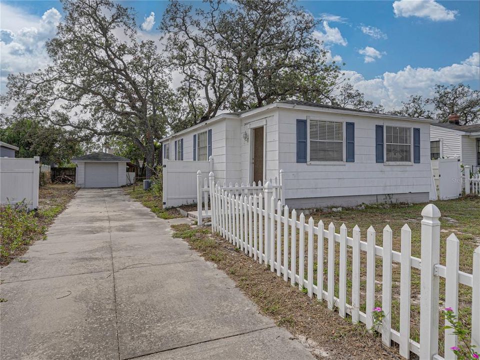 For Sale: $560,000 (3 beds, 1 baths, 992 Square Feet)