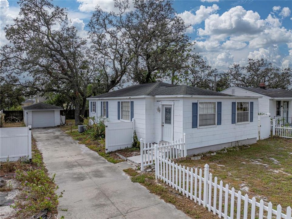 For Sale: $560,000 (3 beds, 1 baths, 992 Square Feet)