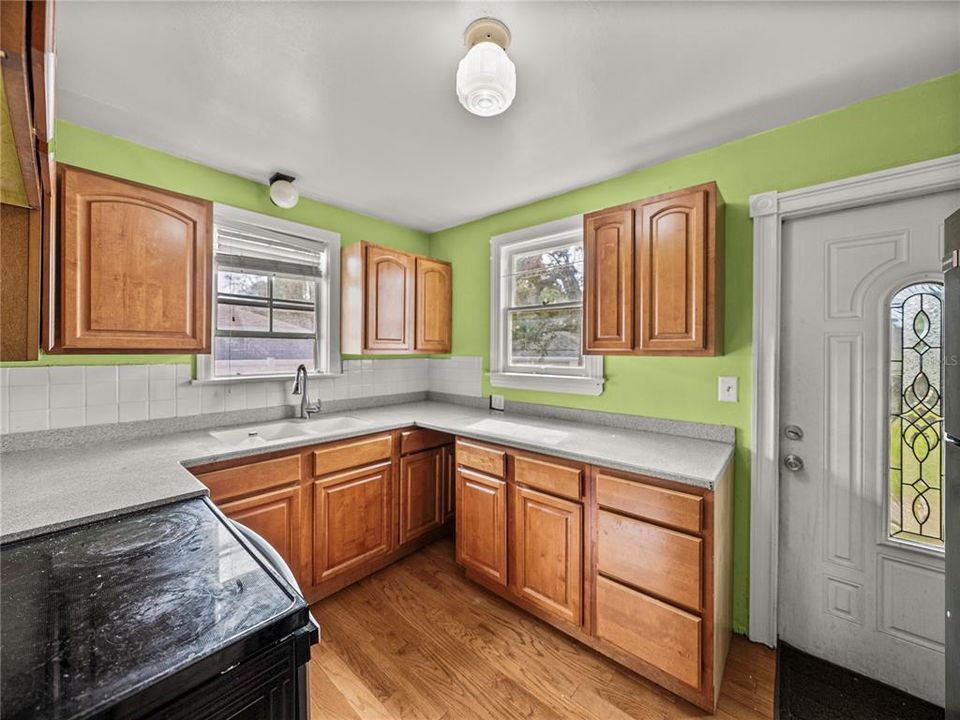 For Sale: $560,000 (3 beds, 1 baths, 992 Square Feet)