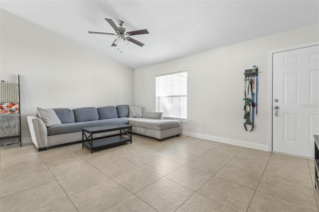 For Sale: $325,000 (3 beds, 2 baths, 1212 Square Feet)