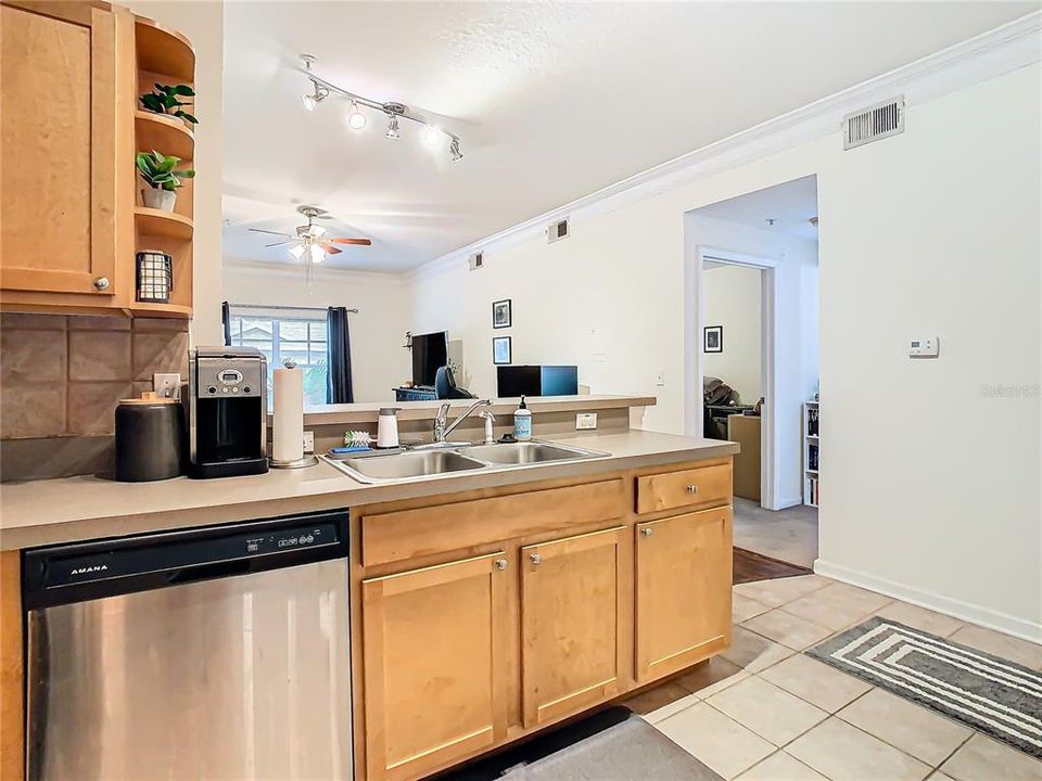 Active With Contract: $225,000 (1 beds, 1 baths, 958 Square Feet)