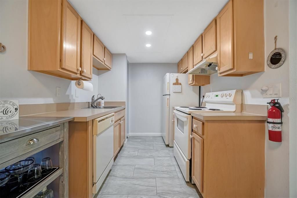 For Sale: $149,900 (1 beds, 1 baths, 672 Square Feet)