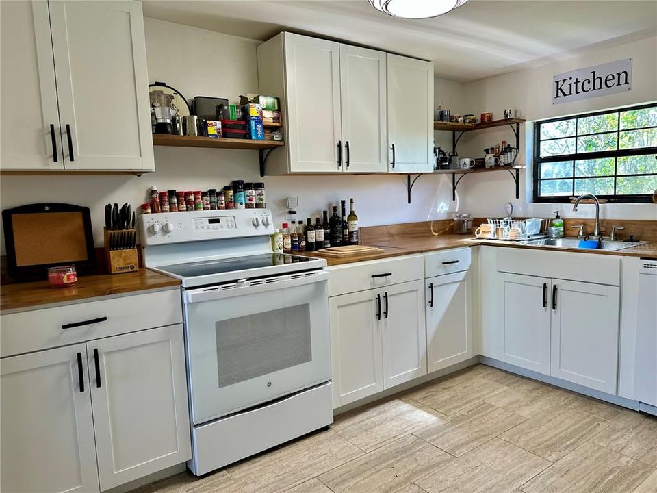 For Sale: $425,000 (2 beds, 1 baths, 1116 Square Feet)