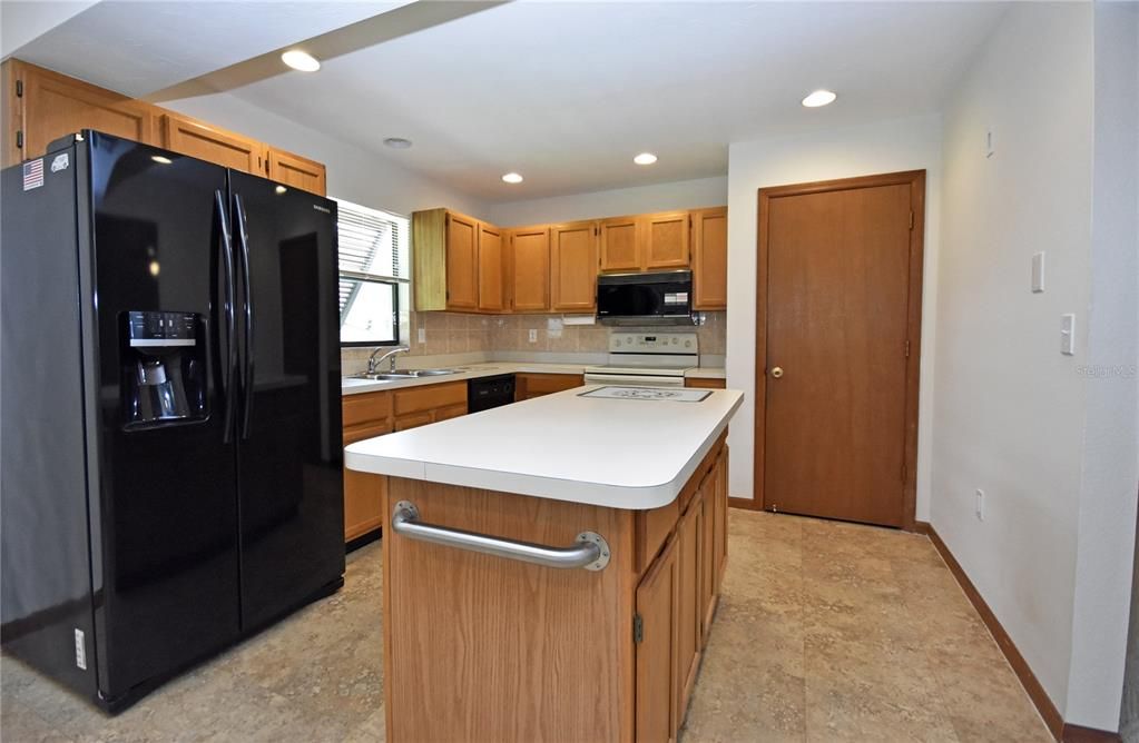 For Sale: $299,900 (2 beds, 2 baths, 1896 Square Feet)