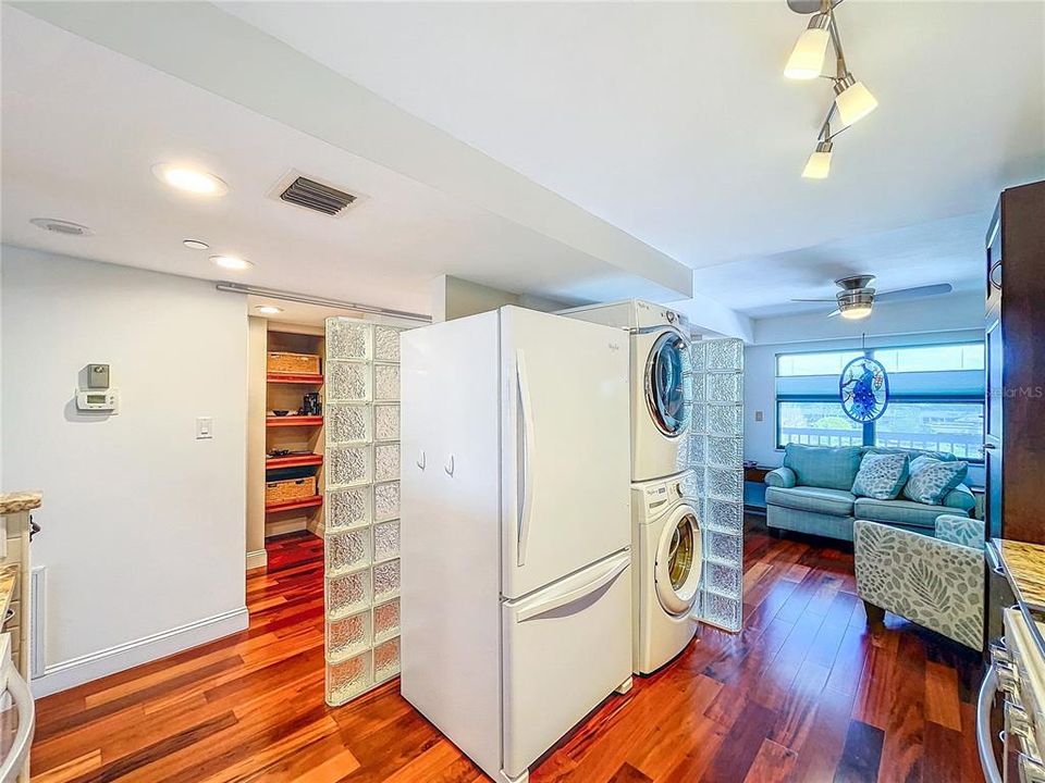 For Sale: $275,000 (2 beds, 2 baths, 1280 Square Feet)