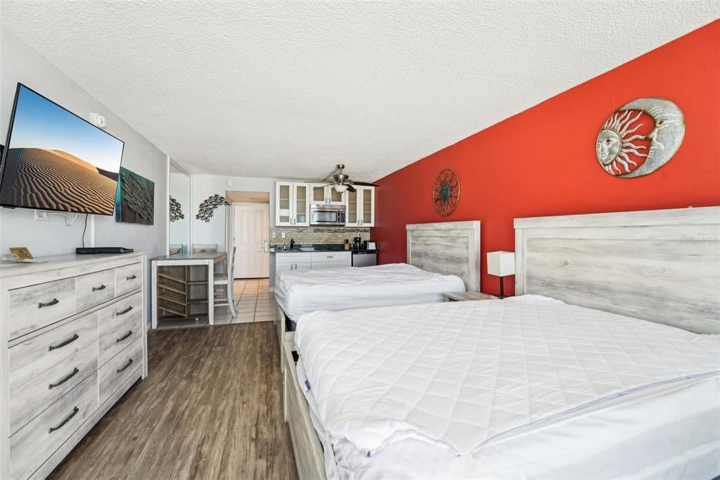 For Sale: $369,000 (1 beds, 1 baths, 365 Square Feet)