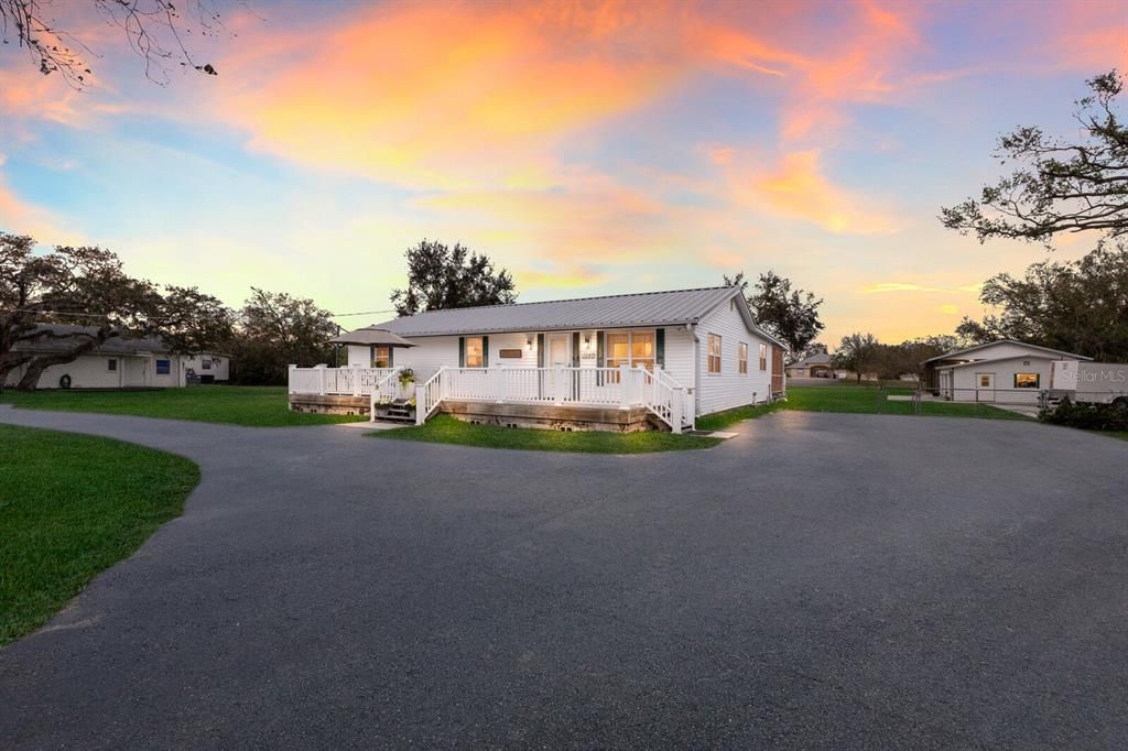 For Sale: $749,900 (3 beds, 2 baths, 1978 Square Feet)