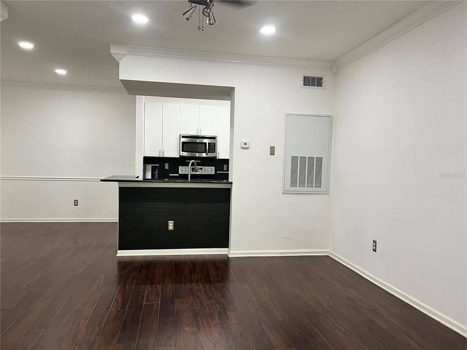 For Rent: $1,590 (1 beds, 1 baths, 753 Square Feet)