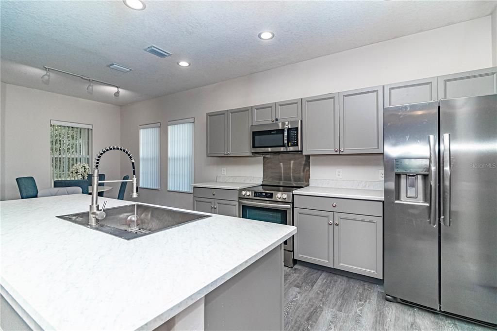 Active With Contract: $298,500 (2 beds, 2 baths, 1400 Square Feet)