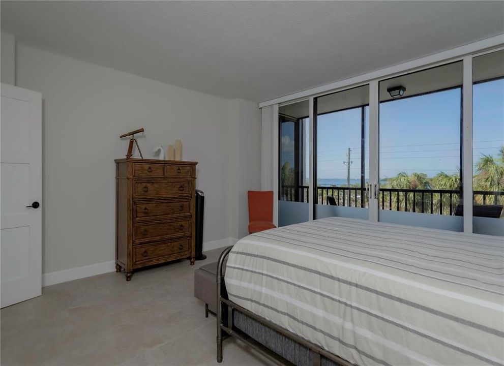 For Sale: $475,000 (2 beds, 2 baths, 1290 Square Feet)