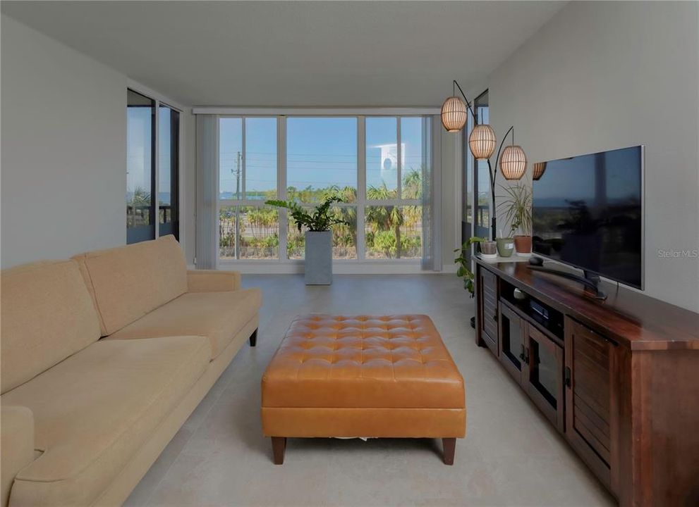 For Sale: $475,000 (2 beds, 2 baths, 1290 Square Feet)