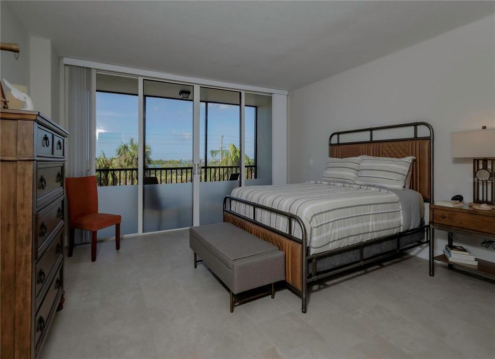 For Sale: $475,000 (2 beds, 2 baths, 1290 Square Feet)