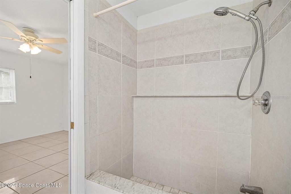 Primary bath with tile tub/shower