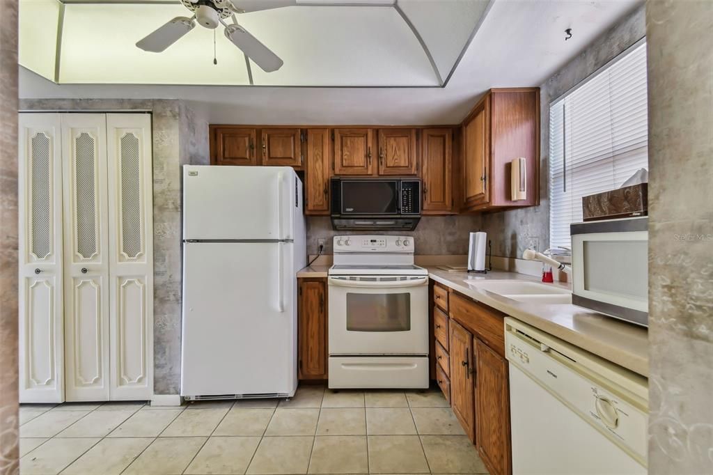 For Sale: $299,900 (2 beds, 2 baths, 1055 Square Feet)