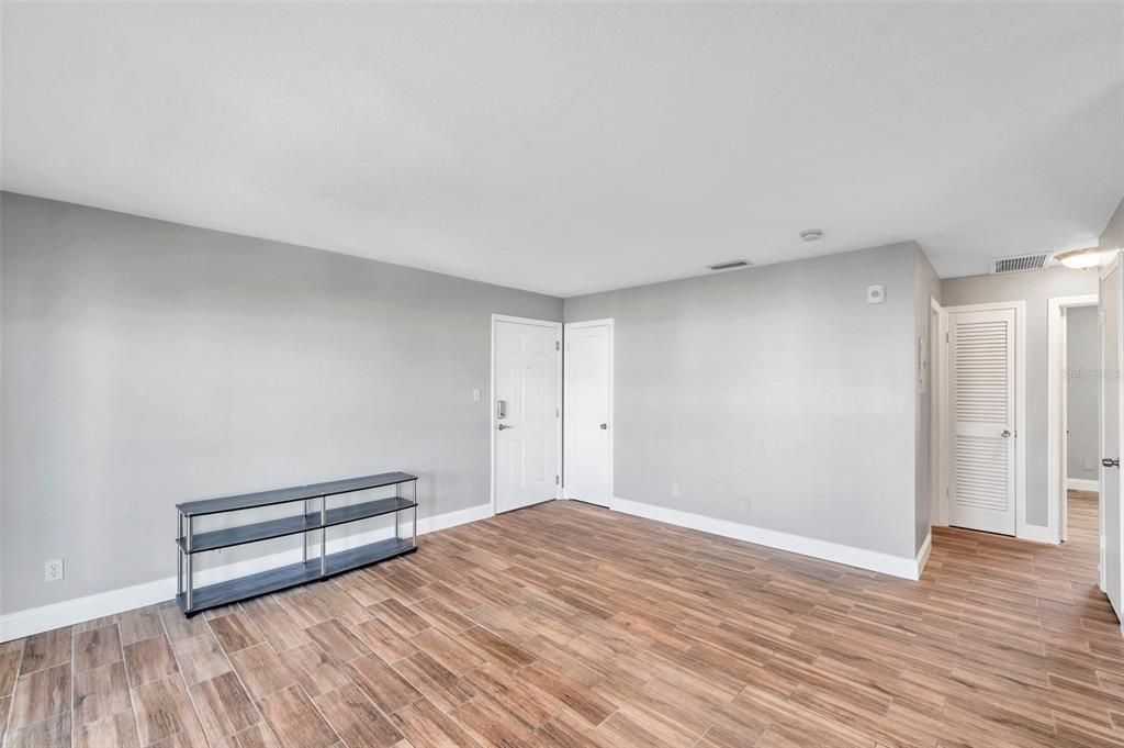 For Rent: $2,400 (2 beds, 1 baths, 825 Square Feet)