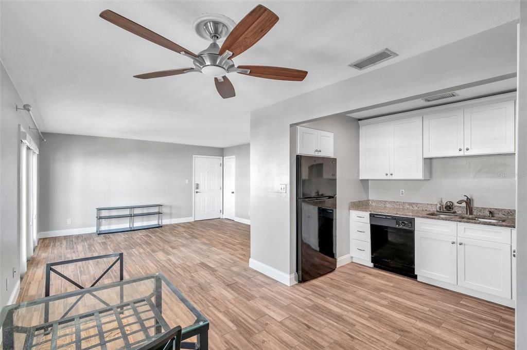 For Rent: $2,400 (2 beds, 1 baths, 825 Square Feet)