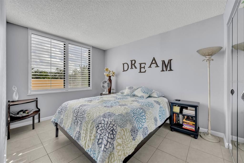 For Sale: $279,900 (2 beds, 2 baths, 1109 Square Feet)