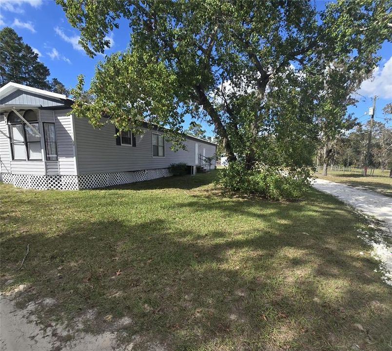 5040 (F) Large, fenced backyard with large shed for additional storage.