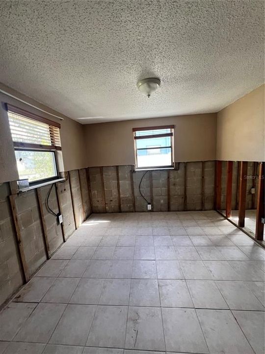 For Sale: $158,500 (2 beds, 1 baths, 1347 Square Feet)