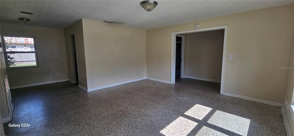 For Rent: $2,000 (4 beds, 2 baths, 1286 Square Feet)