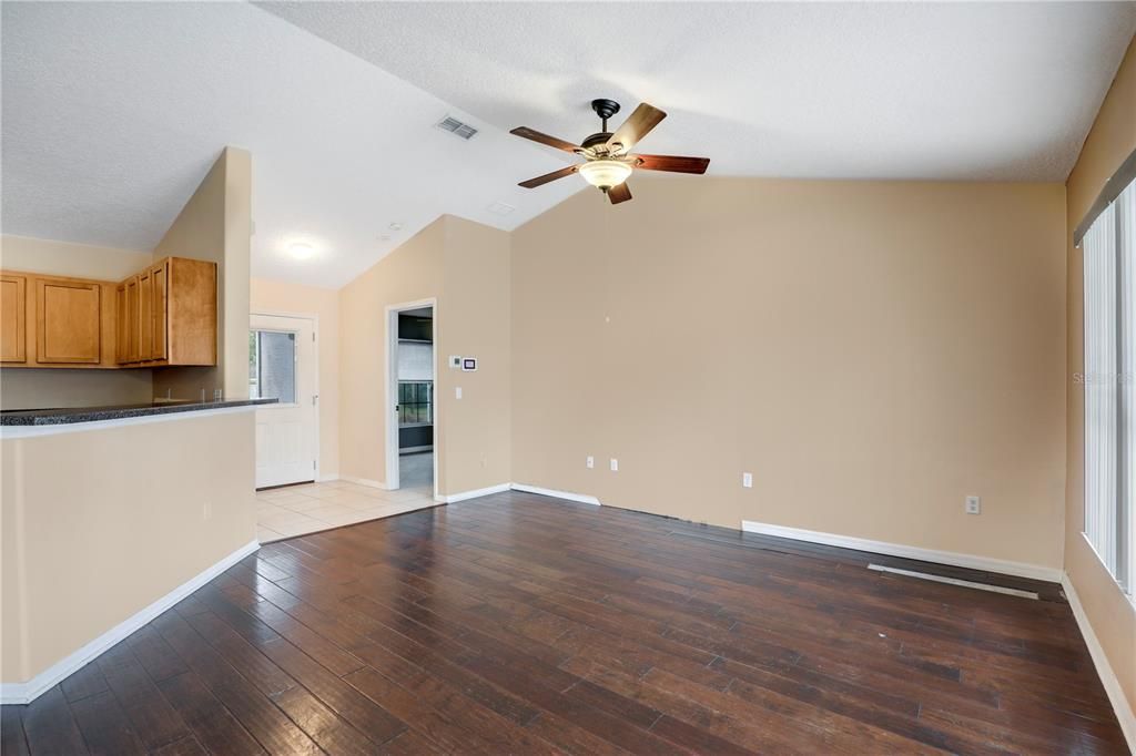 For Sale: $279,000 (3 beds, 2 baths, 1283 Square Feet)