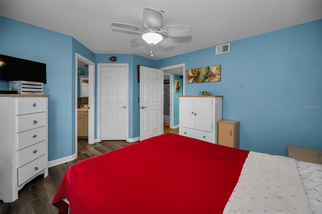 For Sale: $229,950 (3 beds, 2 baths, 1037 Square Feet)