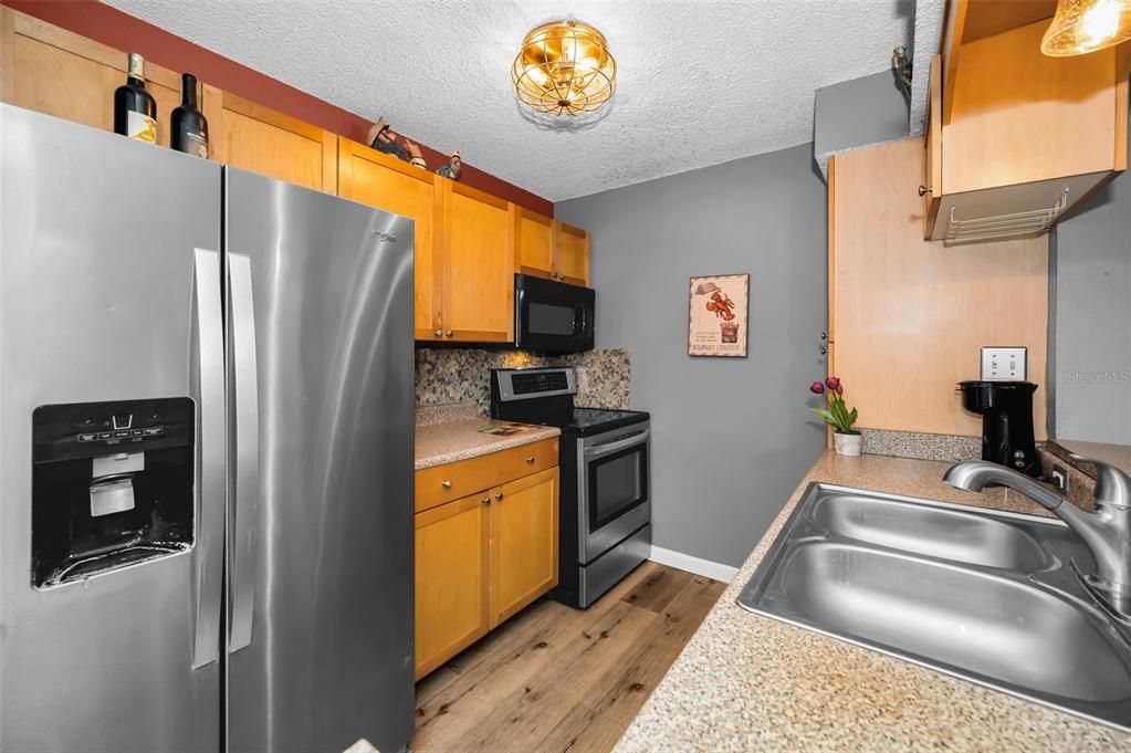 For Sale: $229,950 (3 beds, 2 baths, 1037 Square Feet)