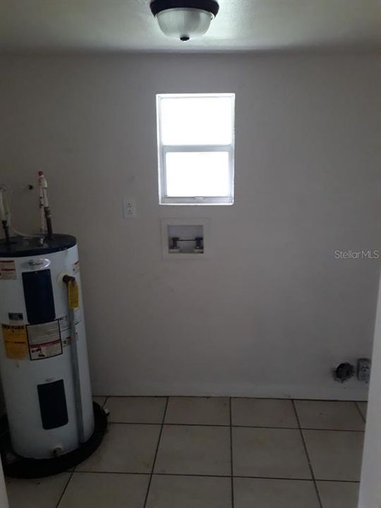 For Rent: $1,000 (4 beds, 2 baths, 1364 Square Feet)