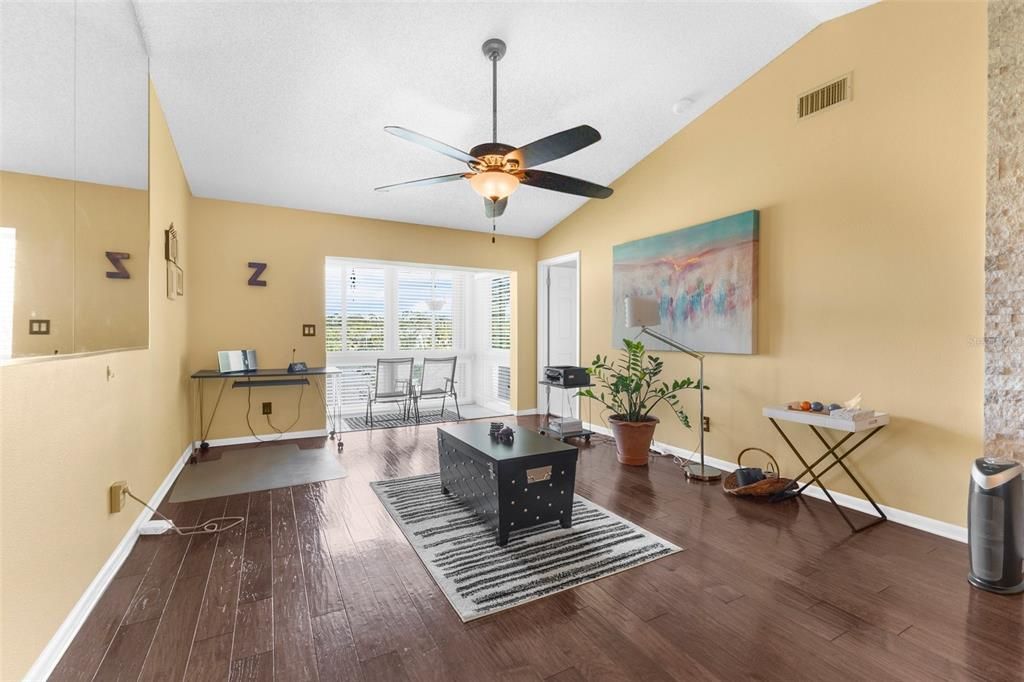 For Sale: $285,000 (2 beds, 2 baths, 985 Square Feet)