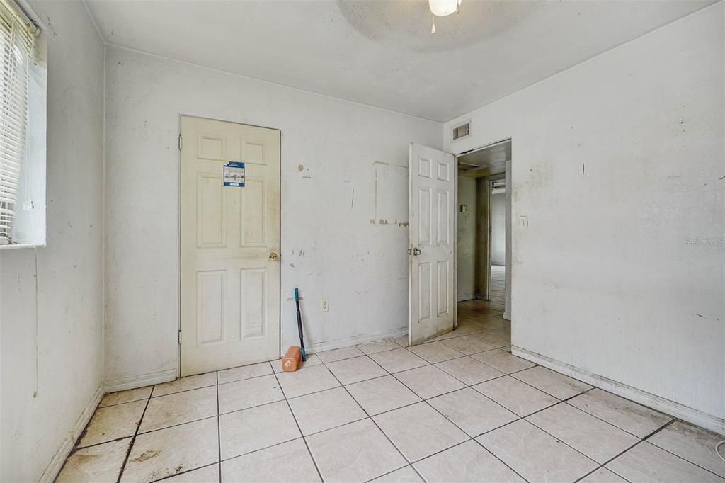 For Sale: $199,999 (4 beds, 1 baths, 1015 Square Feet)