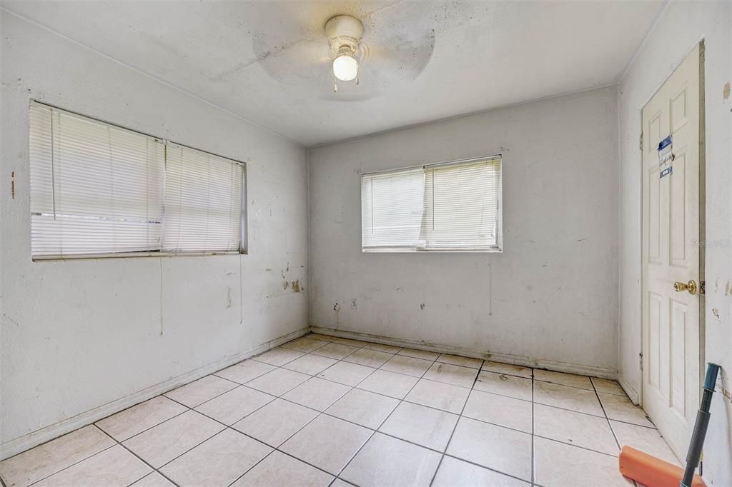 For Sale: $199,999 (4 beds, 1 baths, 1015 Square Feet)