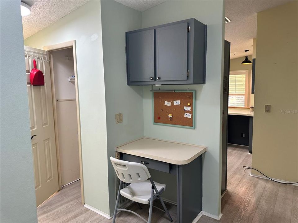 Desk w/Overhead Cabinets