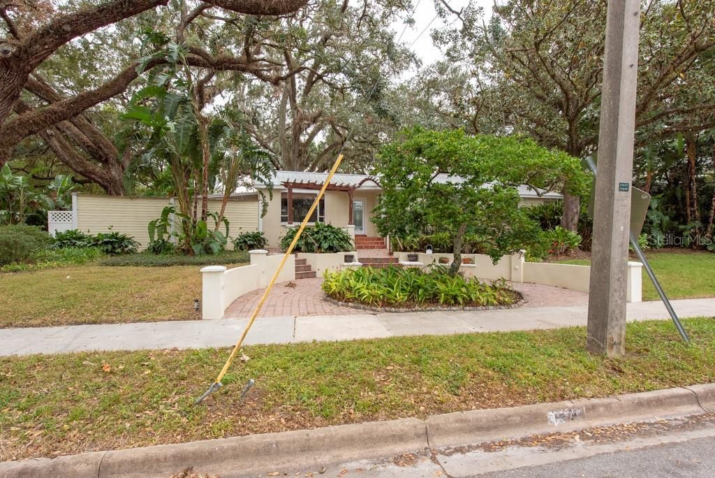 For Sale: $650,000 (3 beds, 2 baths, 2817 Square Feet)