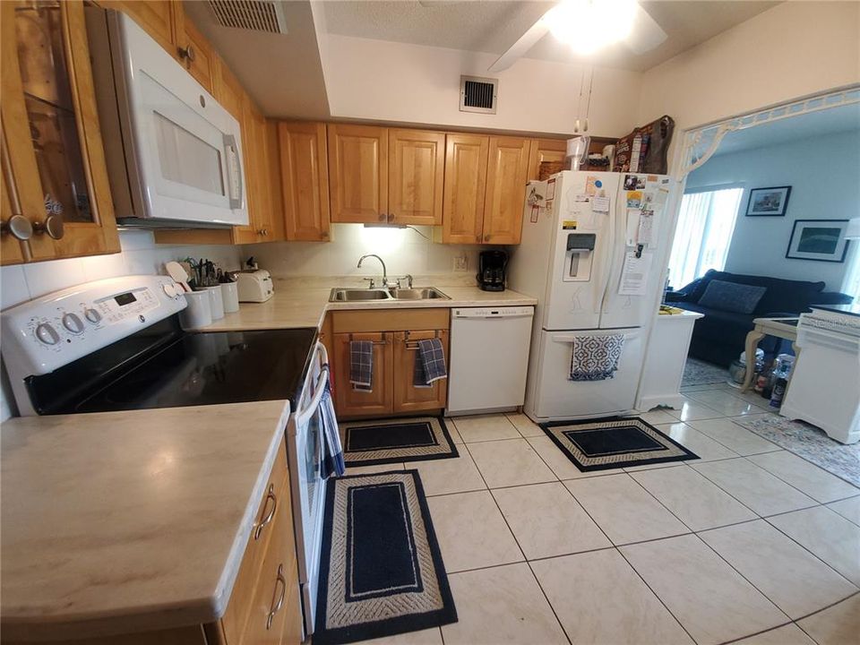 For Sale: $199,000 (2 beds, 2 baths, 1100 Square Feet)