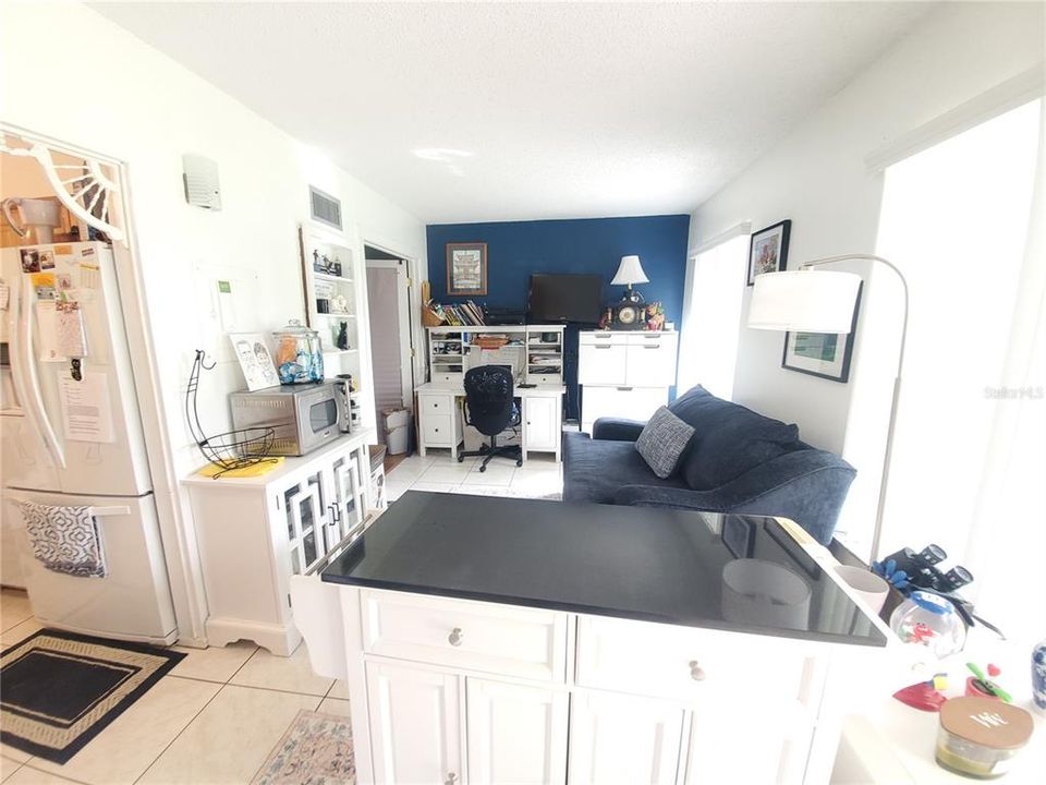 For Sale: $199,000 (2 beds, 2 baths, 1100 Square Feet)