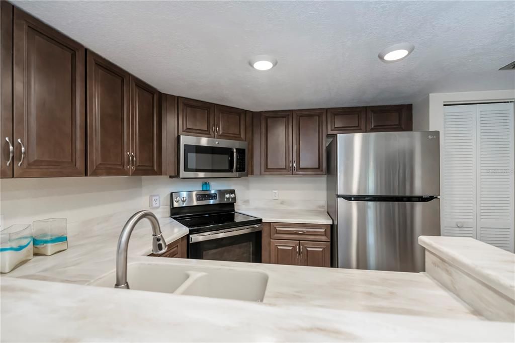 For Sale: $319,900 (2 beds, 2 baths, 1165 Square Feet)